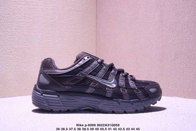 耐克Nike P-6000 跑鞋内外侧都用了红色的钩子，采用透气材料，搭配匠心覆面，再现千禧年代的跑鞋风格，塑就大气外观。鞋款秉承 Nike Pegasus 2