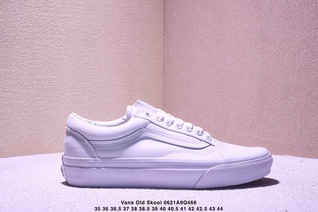 Vans Old Skool White 纯白低帮休闲硫化板鞋 诞生于1977年的Old Skool是Vans历久弥坚的标志性鞋款。Oldskool最具特色之处