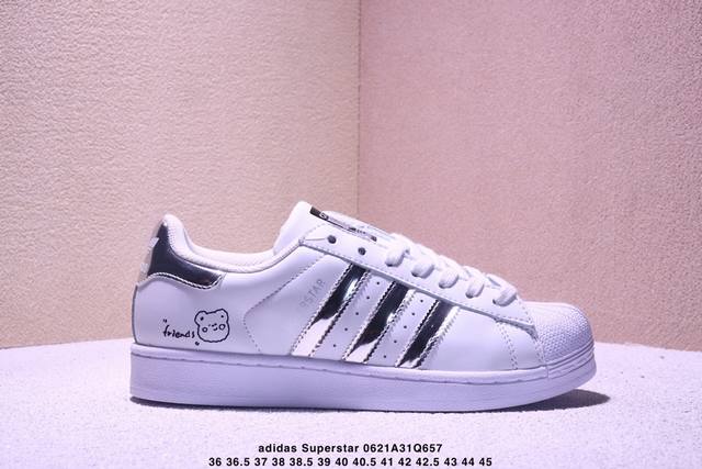 Adidas 阿迪达斯 男女鞋真标半码制，采用硬质荔枝纹牛剖革鞋面材质， 改良全包围Ortholite 欧索莱 透气吸汗鞋垫，正确 版鞋底模具及扇贝头盖片官方新