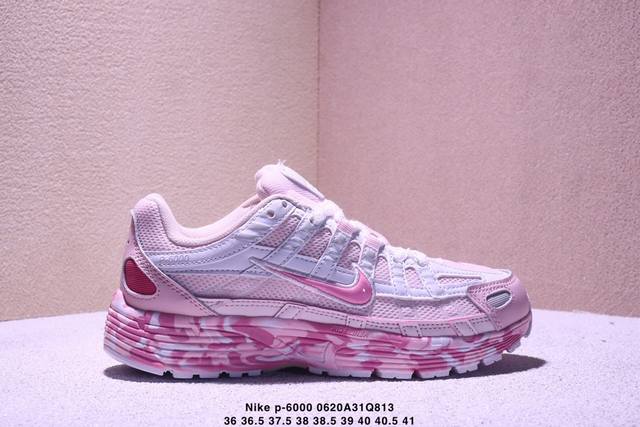 公司级耐克Nike P-6000 跑鞋内外侧都用了红色的钩子，采用透气材料，搭配匠心覆面，再现千禧年代的跑鞋风格，塑就大气外观。鞋款秉承 Nike Pegasu