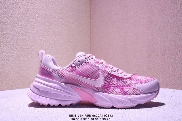 真标耐克Nike V2K Run跑步鞋复古风潮 网面透气运动鞋 灰银紧致的鞋面材质提供良好的包裹性鞋侧 Swoosh以及鞋头部分搭配增添不少亮点的镀铬细节鞋垫上