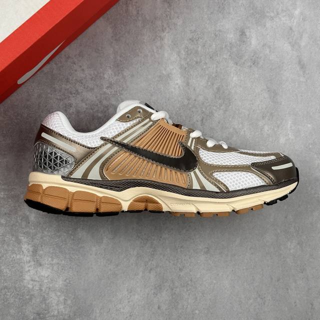 本地 核心私 耐克 Nike Zoom Vomero 5 复古单品 经典复古潮流运动鞋 融蕴繁复设计风范和丰富层次感 缔造运动鞋佳选 助你轻松型出范 开辟独属于