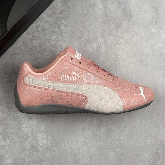 本地 核心私 Puma Speedcet Og 粉白 彪马低帮复古运动休闲赛车跑鞋 以趣味十足又前卫复古的设计引领潮流，将赛道精神融入街头时尚，开启前卫竞速之旅
