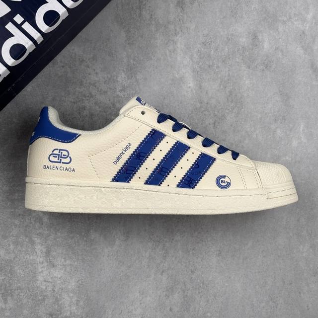本地 核心私 Adidas Originals Gazelle Indoor X Balenciaga 白蓝 低帮休闲运动板鞋 采用全新头层拼接皮革材质 后跟采