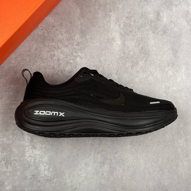 本地 核心私 耐克Nike Vomero Plus 舒适减震防滑低帮跑步鞋 全掌Reactx泡绵中底 前掌和后跟还配备了Air Zoom气垫单元 据说跑起来更快