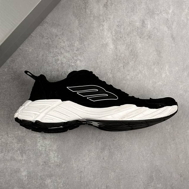 本地 核心私 Xa版 Balenciaga巴黎世家16代 Monday 其前卫的设计、夸张的体积和反光细节赋予其特别的轮廓 采用头层牛皮材质制成，带来良好脚感，
