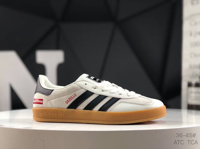 阿迪达斯 Adidas Samba Og 经典鞋款 Adidas 近70年的经典Samba Og 修长的鞋楦,略微尖尖的鞋头,翻毛皮的鞋头拼接,这些我们都看得到