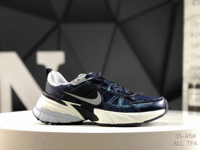耐克 Nk V2K Runtekk 减震防滑低帮 复古老爹鞋跑步鞋 货号；Hj4497 400 鞋款被命名为 Runtekk 设计上借鉴了 0 年的跑鞋风格 配
