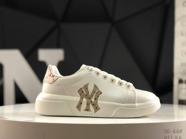 真标带半码Mlb 韩国F&F旗下运动品牌 采用优质轻量克重纤维移膜皮革及透气网面鞋面材质，全新独立4Cm厘米外**轻质发泡大底爆火女神显高显腿长款Korea韩国