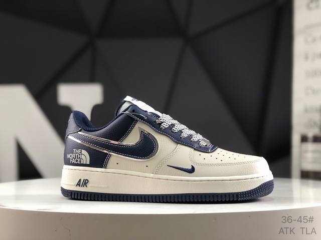 耐克 Nike Air Force 1 ’07 空军一号低帮百搭休闲运动板鞋。柔软、弹性十足的缓震性能和出色的中底设计，横跨复古与现代的外型结合，造就出风靡全球