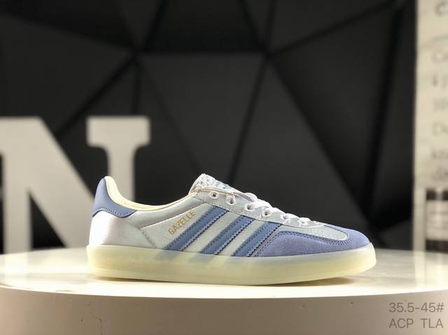 阿迪达斯 Adidas Originals Gazelle Indoor复古三叶草防滑透明橡胶板鞋经典运动鞋。这款经典鞋,忠于原版设计,缀撞色三条纹和鞋跟饰片。