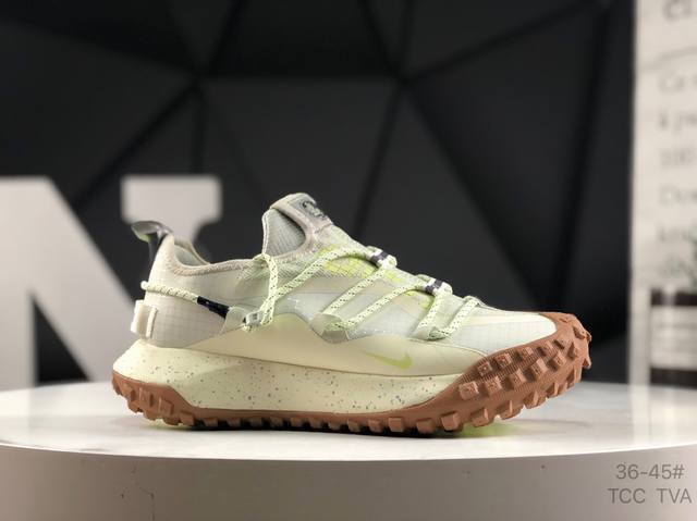 公司级带半码 耐克 Nike Acg Mountain Fly Low Gtx Se 男女子运动鞋 厚底**老爹鞋。采用匠心设计，打造耐穿迅疾风格，让你在沙漠、