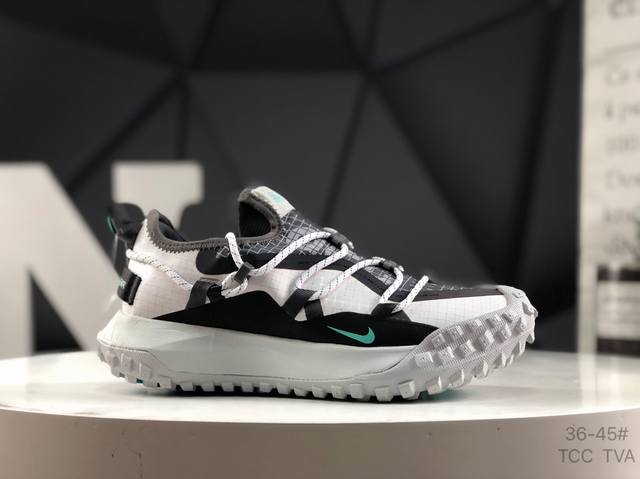 公司级带半码 耐克 Nike Acg Mountain Fly Low Gtx Se 男女子运动鞋 厚底增高老爹鞋。采用匠心设计，打造耐穿迅疾风格，让你在沙漠、
