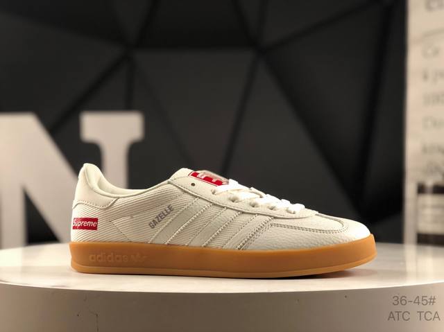 阿迪达斯 Adidas Samba Og 经典鞋款 Adidas 近70年的经典Samba Og 修长的鞋楦,略微尖尖的鞋头,翻毛皮的鞋头拼接,这些我们都看得到