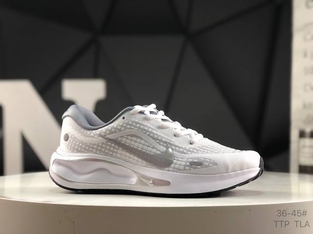 耐克 Nike Journey Run 跑步鞋 粉色 外贸专供订单 原厂折返国内销售 使用了新型的缓震材料 脚感偏韧 后跟有加厚的海绵填充 鞋子前掌和后掌做了加