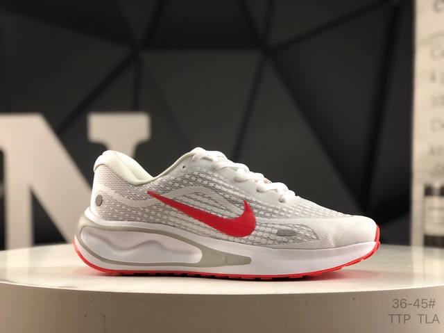 耐克 Nike Journey Run 跑步鞋 粉色 外贸专供订单 原厂折返国内销售 使用了新型的缓震材料 脚感偏韧 后跟有加厚的海绵填充 鞋子前掌和后掌做了加