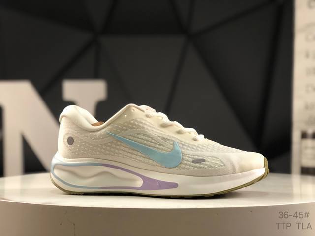 耐克 Nike Journey Run 跑步鞋 粉色 外贸专供订单 原厂折返国内销售 使用了新型的缓震材料 脚感偏韧 后跟有加厚的海绵填充 鞋子前掌和后掌做了加