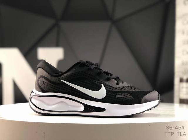 耐克 Nike Journey Run 跑步鞋 粉色 外贸专供订单 原厂折返国内销售 使用了新型的缓震材料 脚感偏韧 后跟有加厚的海绵填充 鞋子前掌和后掌做了加