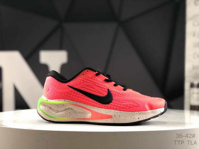 耐克 Nike Journey Run 跑步鞋 粉色 外贸专供订单 原厂折返国内销售 使用了新型的缓震材料 脚感偏韧 后跟有加厚的海绵填充 鞋子前掌和后掌做了加