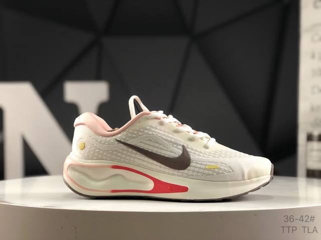 耐克 Nike Journey Run 跑步鞋 粉色 外贸专供订单 原厂折返国内销售 使用了新型的缓震材料 脚感偏韧 后跟有加厚的海绵填充 鞋子前掌和后掌做了加