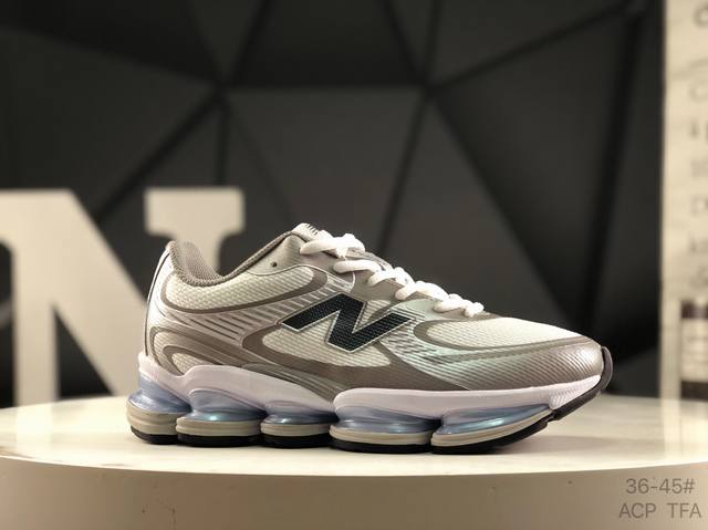 新百伦 New Balance Nb U 0 运动跑步鞋。此复刻经典鞋款，加入当下大热的户外元素，以曾经篮球鞋款型式样加以打造鞋款造型。编织鞋带以及加强稳固鞋底