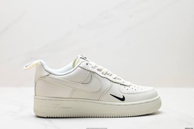 真标耐克Nike Air Force 7 Lx 空军一号低帮百搭休闲运动板鞋。柔软、弹性十足的缓震性能和出色的中底设计，横跨复古与现代的外型结合，造就出风靡全球