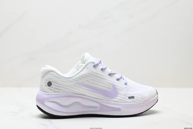 真标Nike Journey Run 跑步鞋 使用了新型的缓震材料 脚感偏韧 后跟有加厚的海绵填充 鞋子前掌和后掌做了加宽设计 增加了跑步时的稳定性 织物加网纱