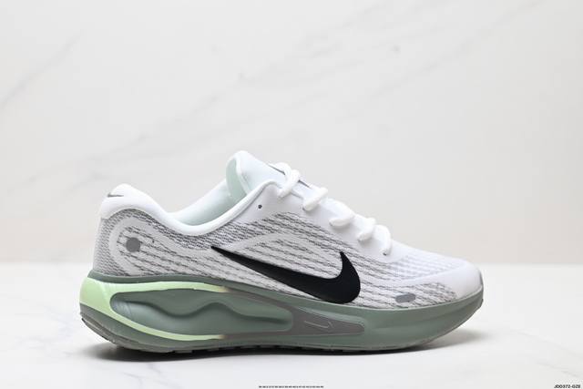 真标Nike Journey Run 跑步鞋 使用了新型的缓震材料 脚感偏韧 后跟有加厚的海绵填充 鞋子前掌和后掌做了加宽设计 增加了跑步时的稳定性 织物加网纱
