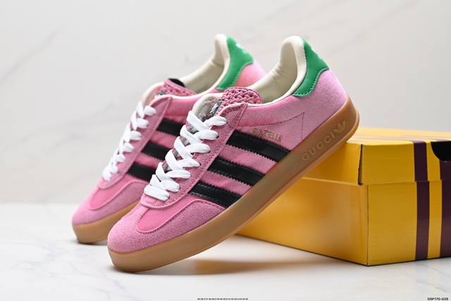 真标Adidas X Gucci 重磅联名 三叶草Logo与标志性三条杆为设计元素 将其与独属于的Gucci 双方选择Adidas Originals经典鞋型