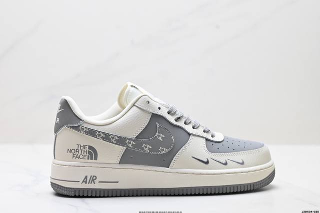 真标耐克Nike Air Force 1’07空军一号低帮百搭休闲运动板鞋。柔软、弹性十足的缓震性能和出色的中底设计，横跨复古与现代的外型结合，造就出风靡全球三