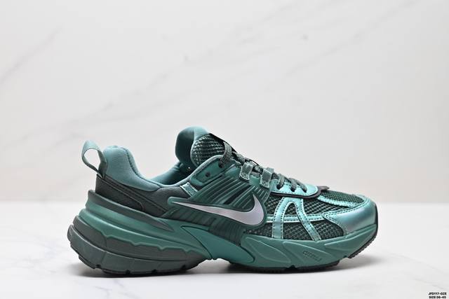 公司级耐克Nike V2K Run跑步鞋复古风潮 网面透气运动鞋 灰银紧致的鞋面材质提供良好的包裹性鞋侧 Swoosh以及鞋头部分搭配增添不少亮点的镀铬细节鞋垫