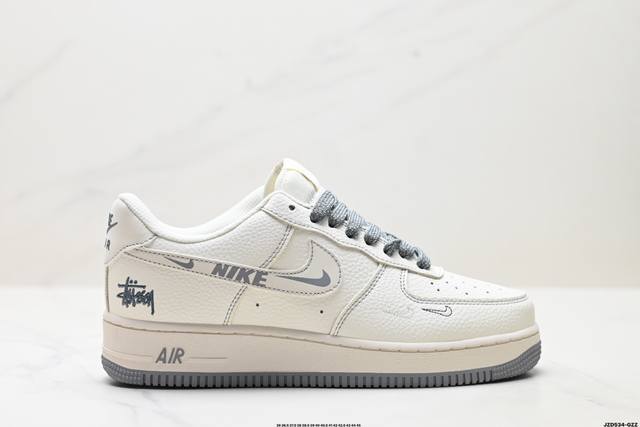 真标耐克Nike Air Force 1’07空军一号低帮百搭休闲运动板鞋。柔软、弹性十足的缓震性能和出色的中底设计，横跨复古与现代的外型结合，造就出风靡全球三