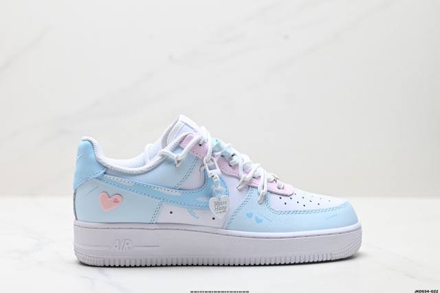 公司级耐克Nike Air Force 1‘07 空军一号低帮百搭休闲运动板鞋。柔软、弹性十足的缓震性能和出色的中底设计，横跨复古与现代的外型结合，造就出风靡全