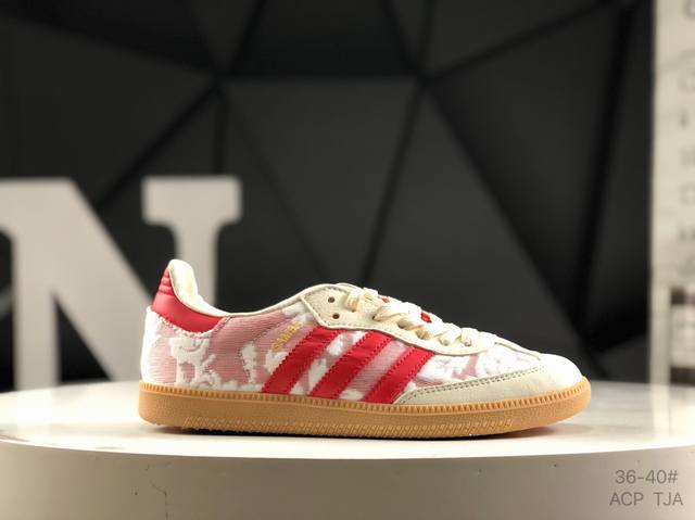 阿迪达斯 Adidas Samba Og 经典鞋款 Adidas 近70年的经典Samba Og 修长的鞋楦,略微尖尖的鞋头,翻毛皮的鞋头拼接,这些我们都看得到