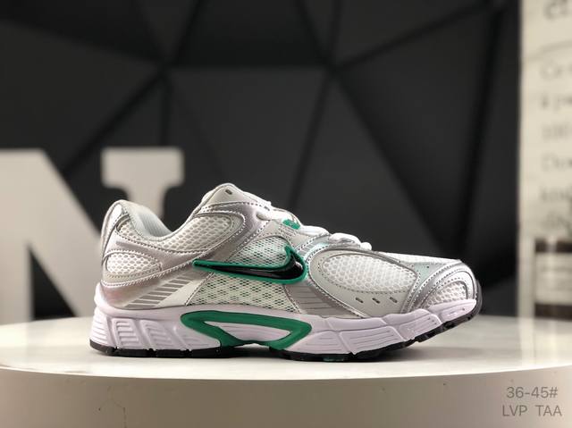 耐克 V5 Rnr 舒适百搭防滑耐磨 低帮跑步鞋 舒适有型适合日常穿着该鞋款延续千禧年经典设计搭载泡绵中底厚实而轻盈匠心细节巧搭立体耐克勾标志焕新演绎复古跑鞋
