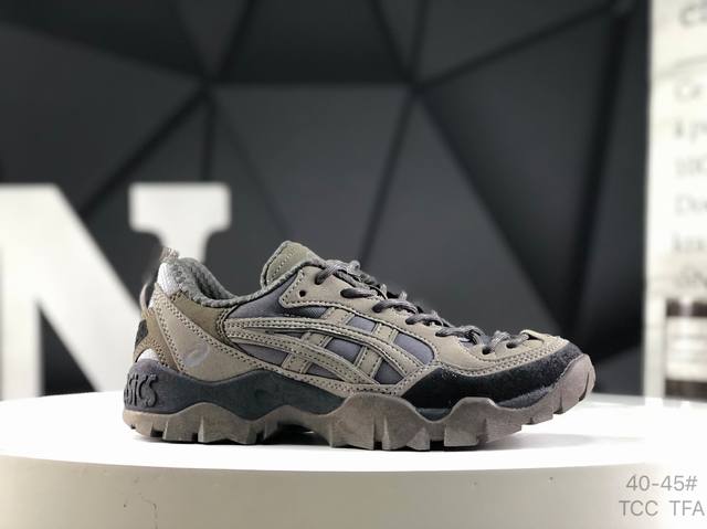 亚瑟士 Asics Gel-Pickax 登山 户外运动 抗冲击支撑 减震防滑耐磨轻便 徒步鞋 男款 轻便旅游鞋。秋天踏秋一直在穿这双，上脚最直观的感受就是鞋楦