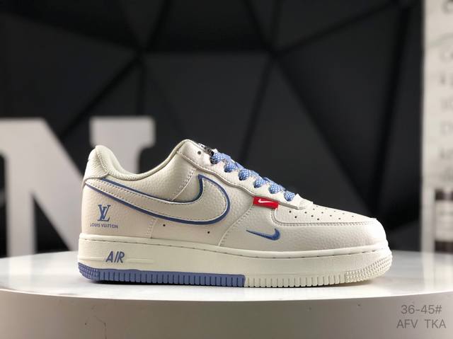 耐克Nike Air Force 1“07空军一号低帮百搭休闲运动板鞋。柔软、弹性十足的缓震性能和出色的中底设计，横跨复古与现代的外型结合，造就出风靡全球三十多