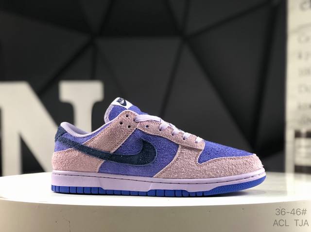耐克 Nike Dunk Low Next Nature “Flax Suede” 这款球鞋采用椰奶皮革，搭配透气穿孔鞋头和网眼鞋舌，带来舒适穿着体验。其亮点在