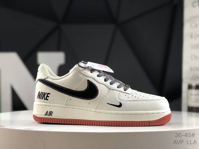 耐克Nike Air Force 1“07空军一号低帮百搭休闲运动板鞋。柔软、弹性十足的缓震性能和出色的中底设计，横跨复古与现代的外型结合，造就出风靡全球三十多