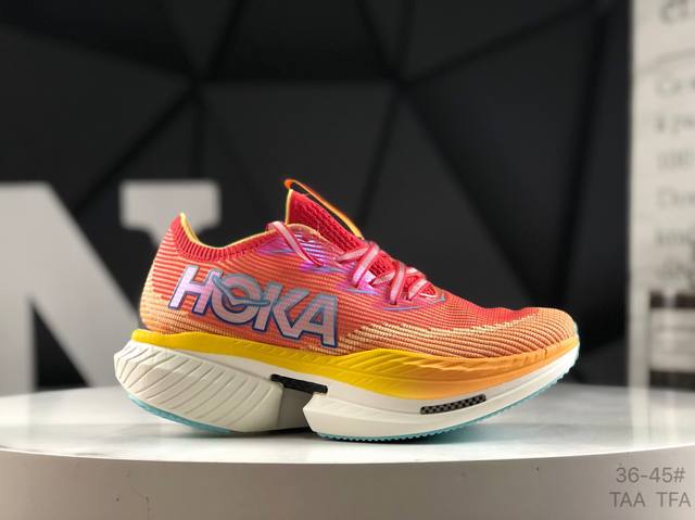 Hoka 霍卡 Hoka Cielo X1 竞速跑鞋 外观整合Hoka 顶尖碳板技术、中底泡棉科技和几何学，设计符合自然步态的不对称鞋面和鞋底结构，专为精英跑者