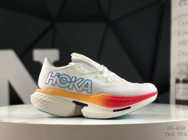 Hoka 霍卡 Hoka Cielo X1 竞速跑鞋 外观整合Hoka 顶尖碳板技术、中底泡棉科技和几何学，设计符合自然步态的不对称鞋面和鞋底结构，专为精英跑者
