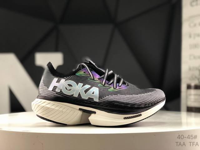 Hoka 霍卡 Hoka Cielo X1 竞速跑鞋 外观整合Hoka 顶尖碳板技术、中底泡棉科技和几何学，设计符合自然步态的不对称鞋面和鞋底结构，专为精英跑者