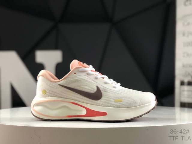 耐克 Nike Journey Run 跑步鞋 使用了新型的缓震材料 脚感偏韧 后跟有加厚的海绵填充 鞋子前掌和后掌做了加宽设计 增加了跑步时的稳定性 织物加网