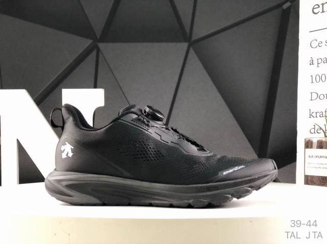Descente 迪桑特 Chron复古帆布运动休闲鞋，舒适透气鞋面易清洁、侧面硅胶设计、鞋舌与鞋身柔软、鞋底轻量化设计和防滑纹路等特点，适合日常休闲和户外出游