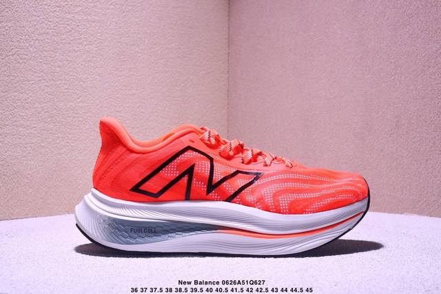 New Balance V2 纯原版本、 原楦原纸版开发版型，采用超轻透气3D针织网眼材料结构鞋面及打印Logo细节，中底嵌入Fuelcell轻量化技术组合全掌