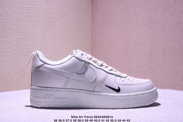 公司级耐克Nike Air Force 1“07空军一号低帮百搭休闲运动板鞋。柔软、弹性十足的缓震性能和出色的中底设计，横跨复古与现代的外结合，造就出风靡全球三