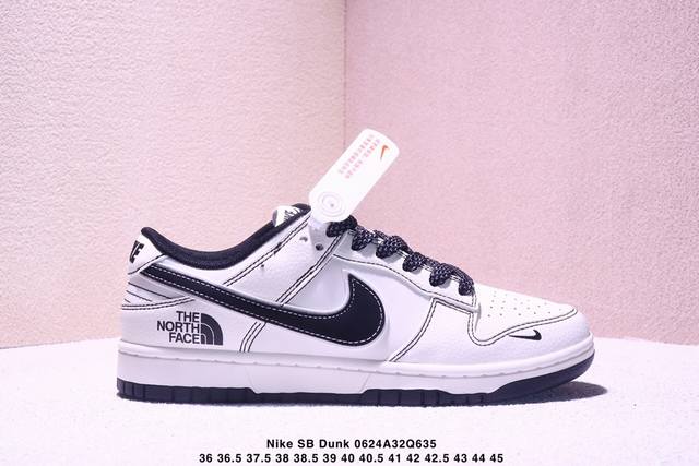 海外爆款限量发售！Nike Sb Dunk Low“ 北面联名 米黑勾” 采用当下最流行缝线工艺 经典白黑搭配 夏季百搭爆款 鞋带穿插反光满天星工艺2025年海