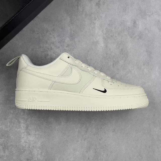本地 核心私 耐克Nike Air Force 7 Lx 空军一号低帮百搭休闲运动板鞋 柔软、弹性十足的缓震性能和出色的中底设计，横跨复古与现代的外型结合，造就