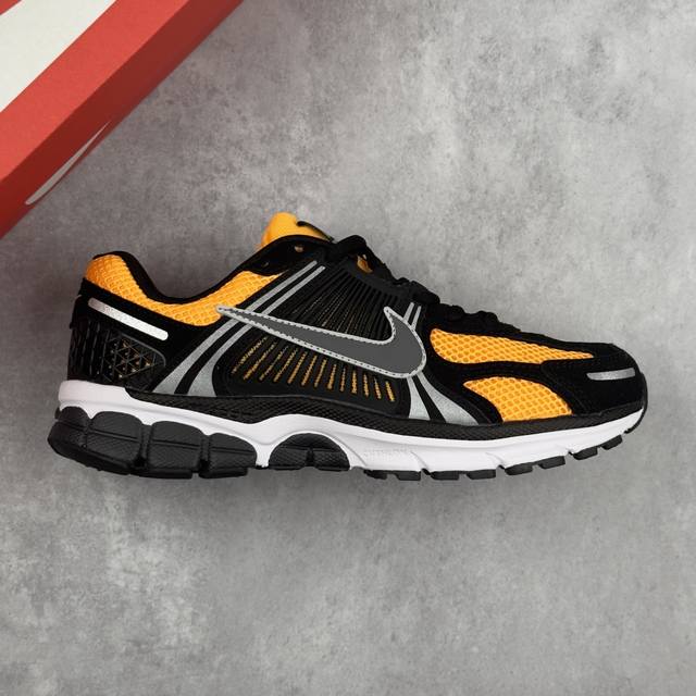 本地 核心私 耐克 Nike Zoom Vomero 5 复古单品 经典复古潮流运动鞋 融蕴繁复设计风范和丰富层次感 缔造运动鞋佳选 助你轻松型出范 开辟独属于