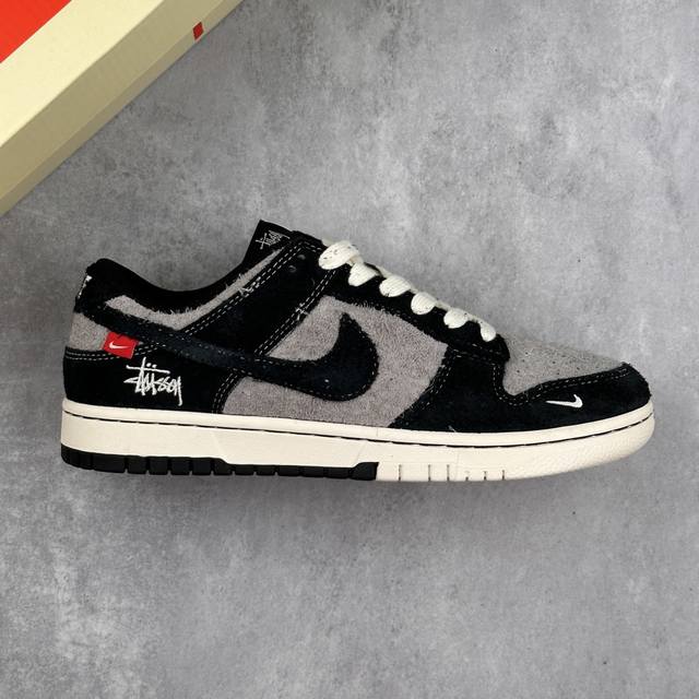特价本地 核心私 Nk Sb Dunk Low 斯图西系列-灰黑黑勾 周年高端定制 低帮休闲板鞋 #定制鞋盒 大厂纯原品质出货 超高清洁度 皮料切割干净无任何毛